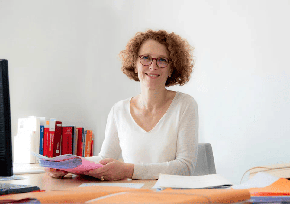 Maître Nathalie Lailler à son bureau d'avocate