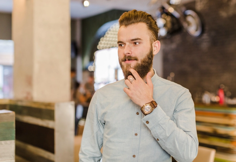Barbe, moustache et cheveux longs au travail : peut-on l’interdire ?