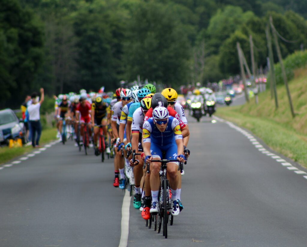 tour de france: peut-on le regarder au travail sans être sanctionné ?